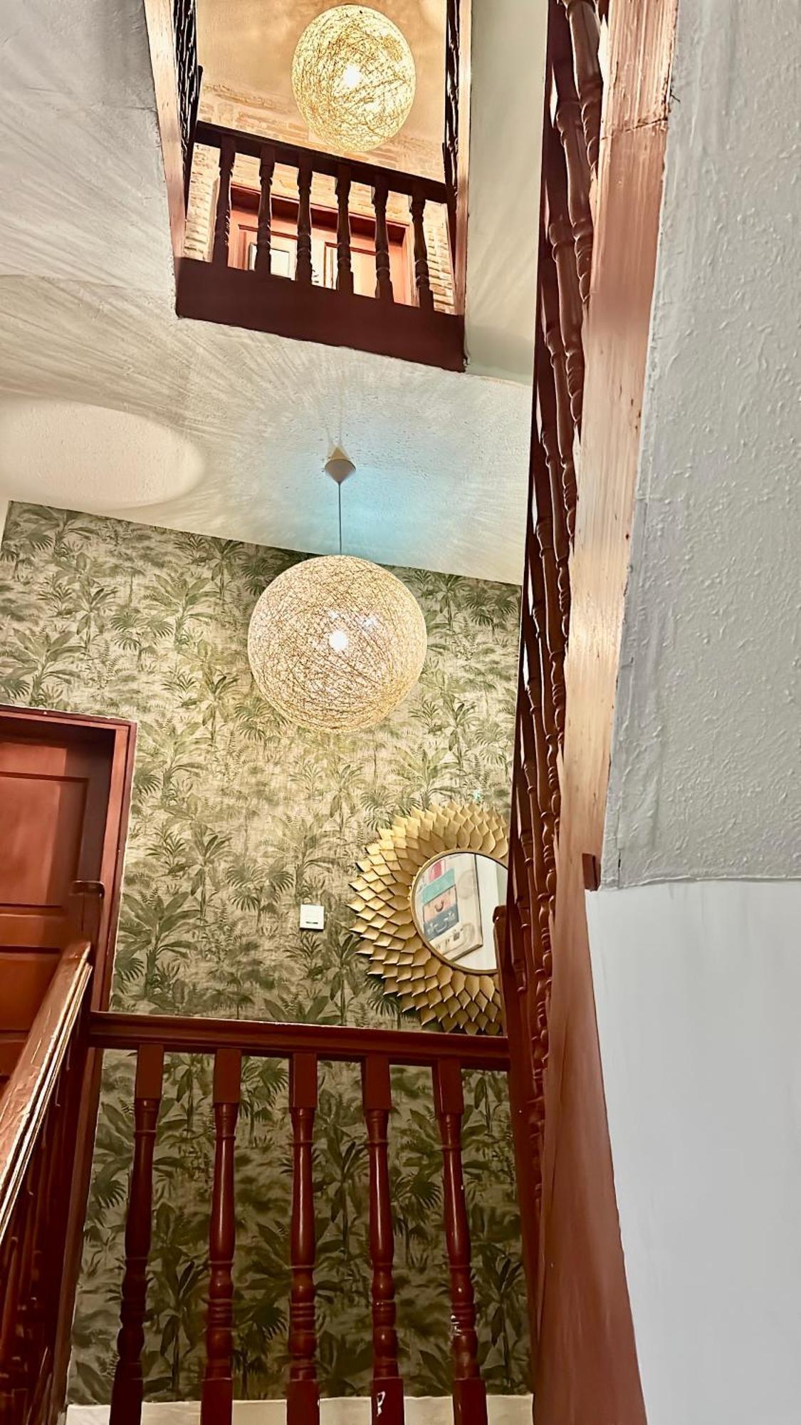Отель Albany Ancha Леон Экстерьер фото A light fixture