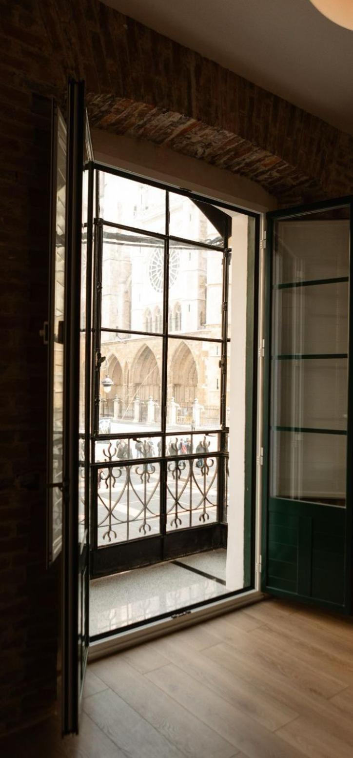 Отель Albany Ancha Леон Экстерьер фото A window with a grille