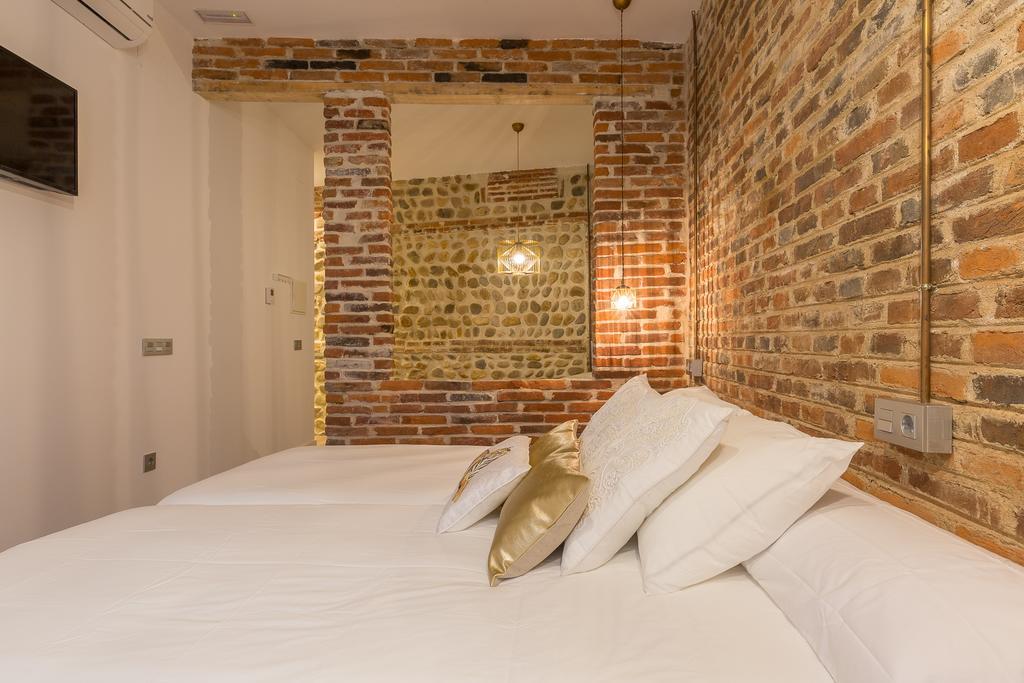 Отель Albany Ancha Леон Экстерьер фото A bedroom at the hotel