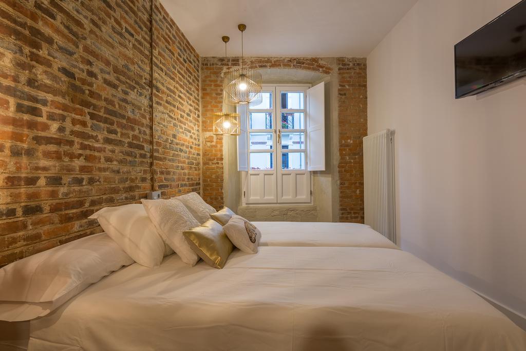 Отель Albany Ancha Леон Экстерьер фото A room at the hotel