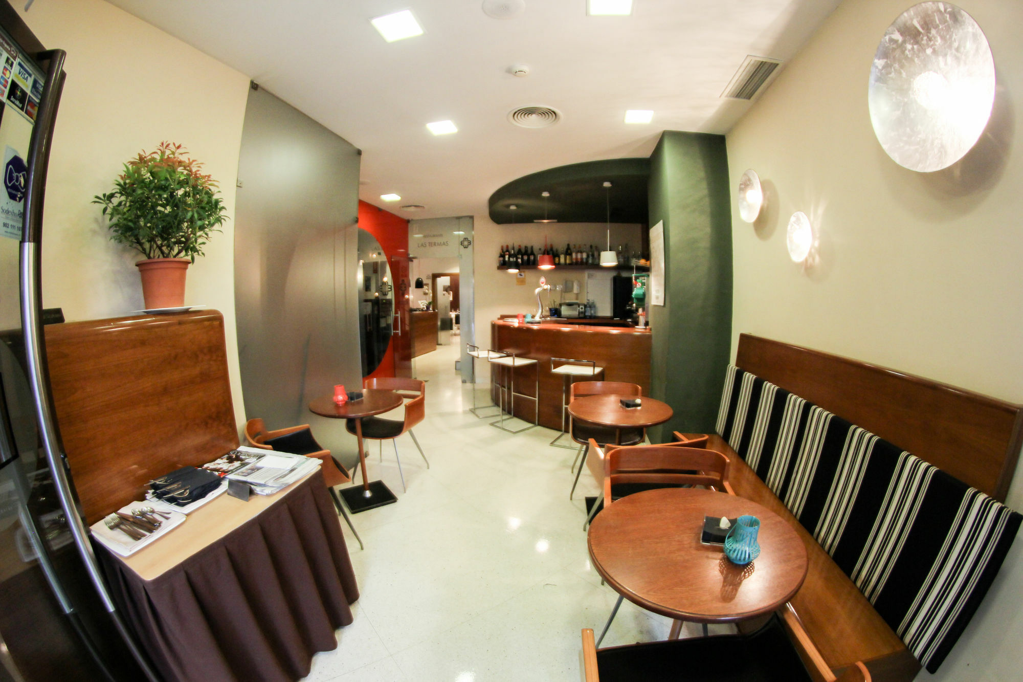 Отель Albany Ancha Леон Экстерьер фото A typical hotel bar