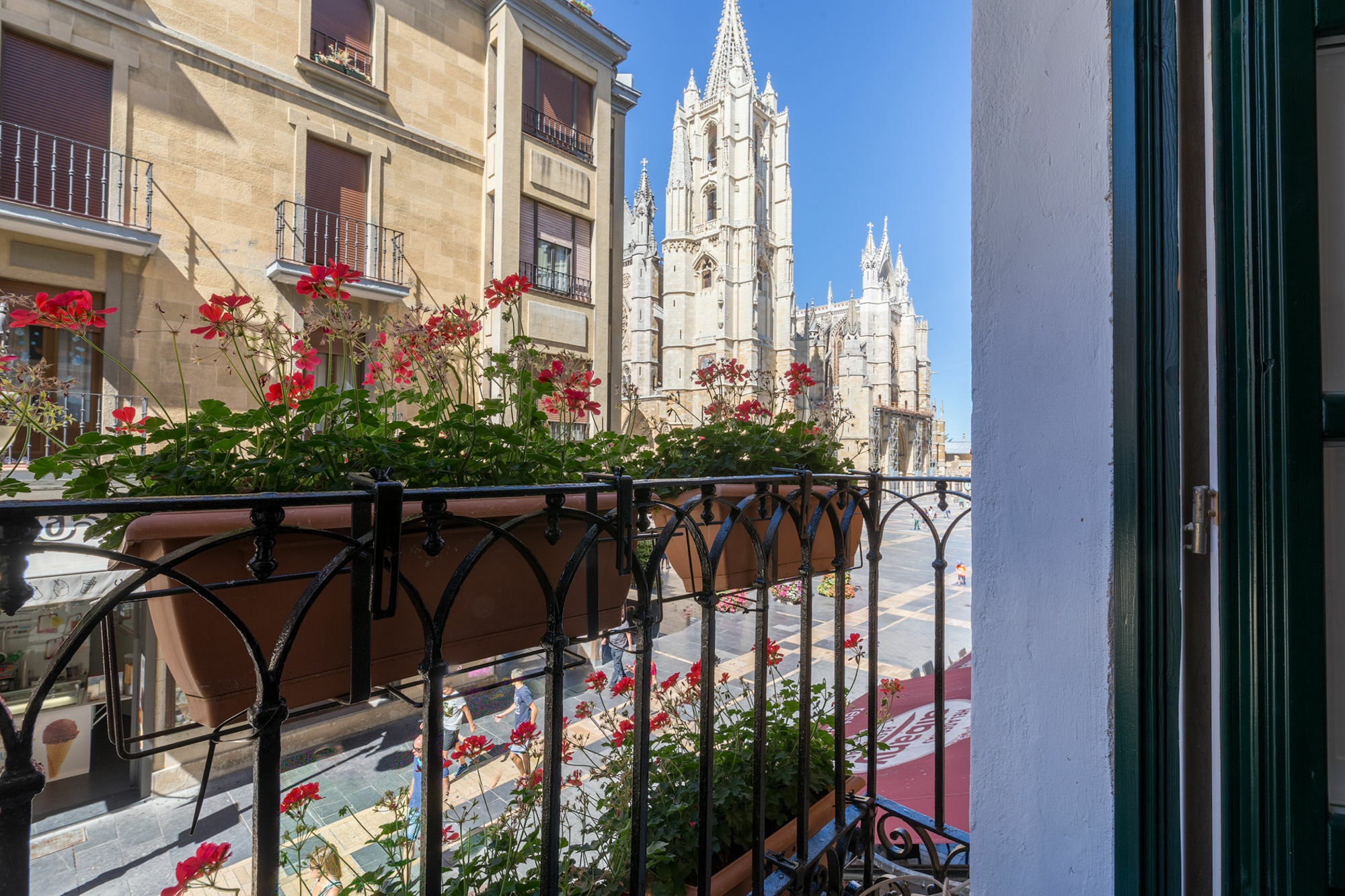 Отель Albany Ancha Леон Экстерьер фото View of the cathedral from the hotel